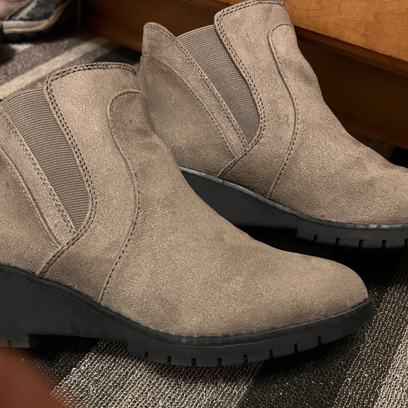 MeToo Ankle Booties. Like new condition. Women’s Size 8 wedge heel - Picture 4 of 6